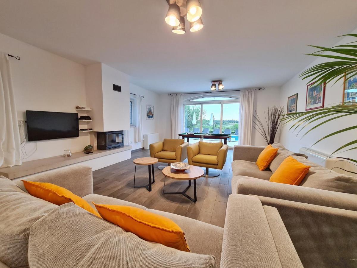 Spacious Villa With Pool, Indoor Jacuzzi And Sauna Near Porec Višnjan Exterior foto
